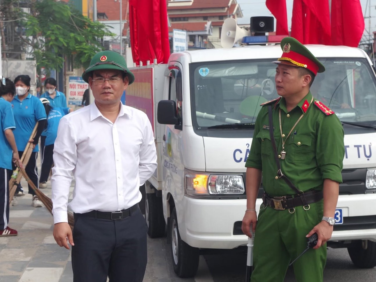 Công an phường Lê Ích Mộc: Cùng các lực lượng đồng loạt ra quân bảo vệ môi trường và trật tự đô thị